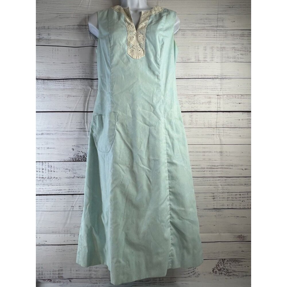 Vintage 1960s Lilly Pulitzer Blue Floral Sleeveless Dress with crochet lace trim